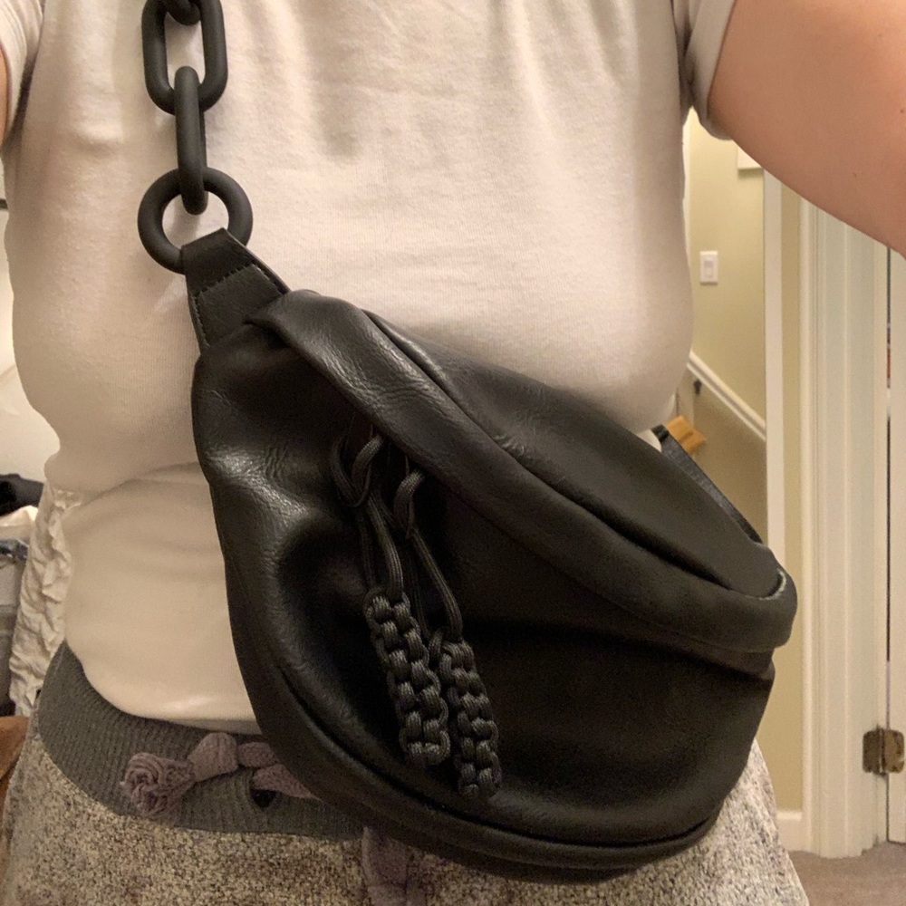 Sling bag w/ chain detail